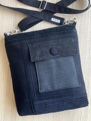 "Flickenwerk II mit Tasche" - SCHWARZ